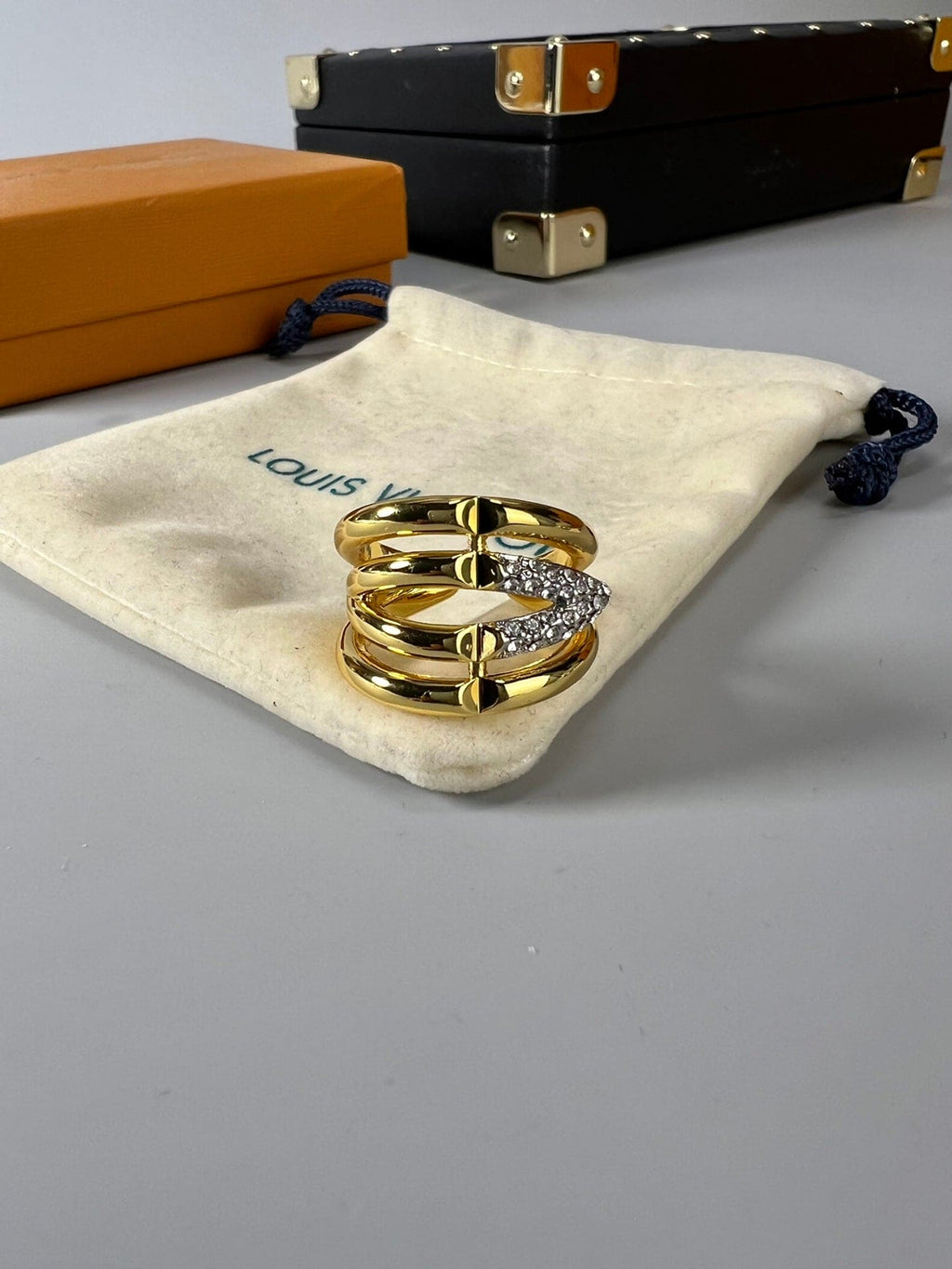 Louis Vuitton Volt Upside Down Diamond Ring - 18K Yellow Gold