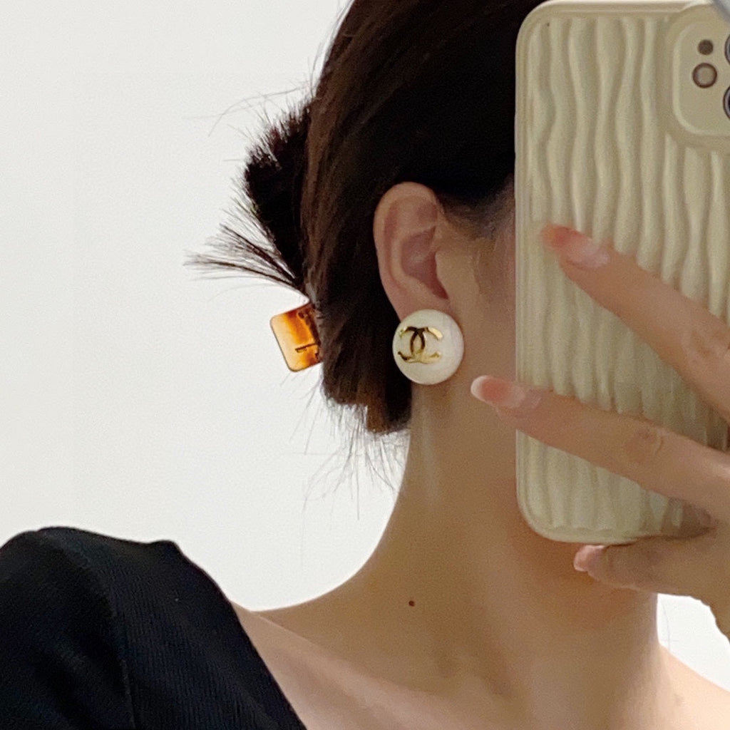 Chanel Pearl Round Earrings - 18K Yellow Gold