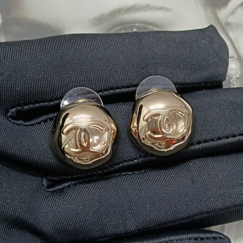 Chanel Gold Round Earrings - 18K Yellow Gold