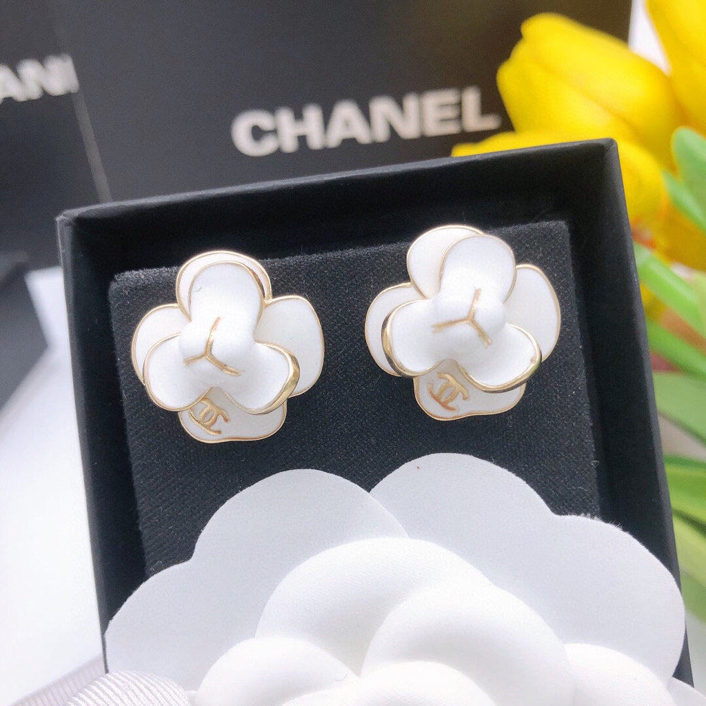 Chanel Flower Pearl Earrings - 18K Yellow Gold