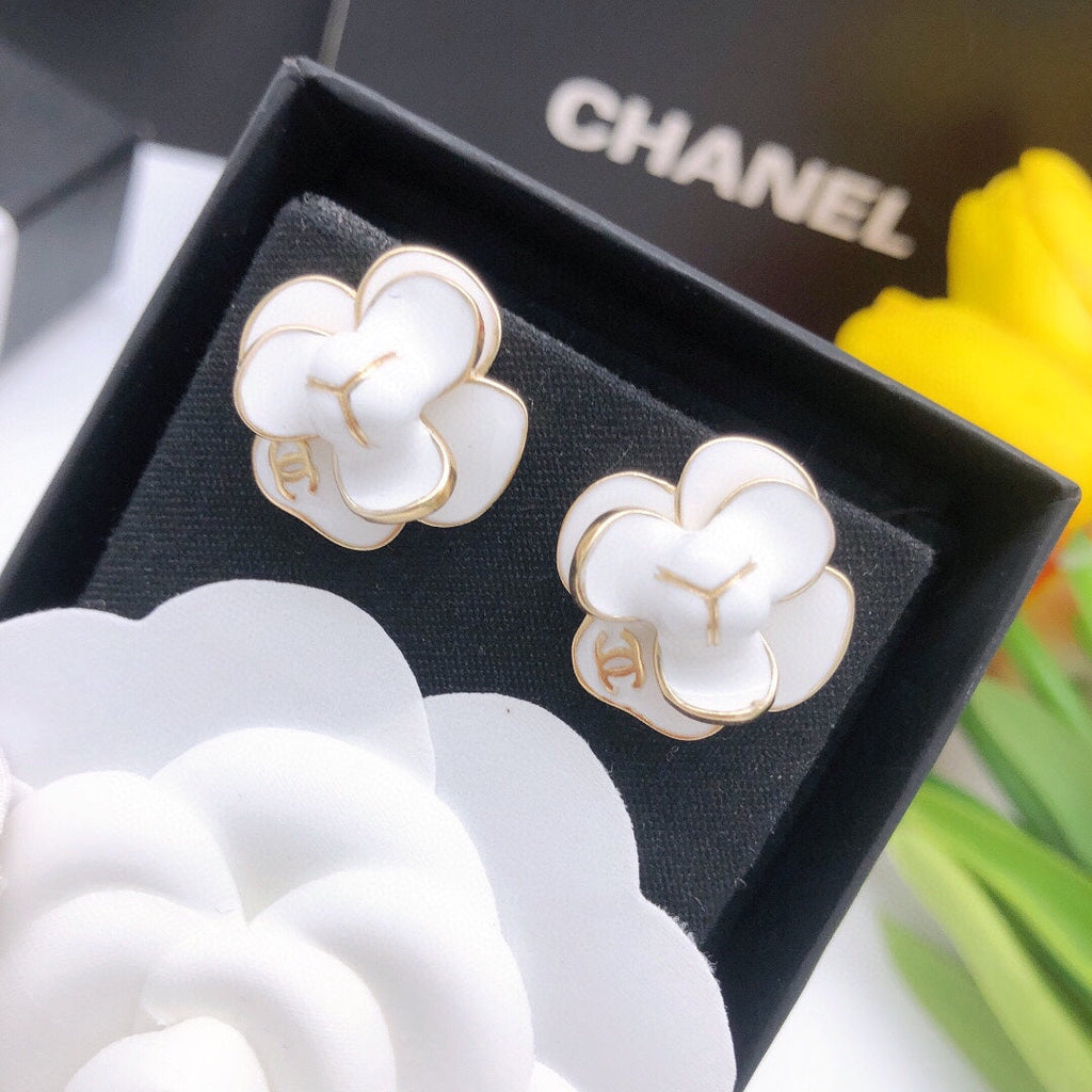 Chanel Flower Pearl Earrings - 18K Yellow Gold