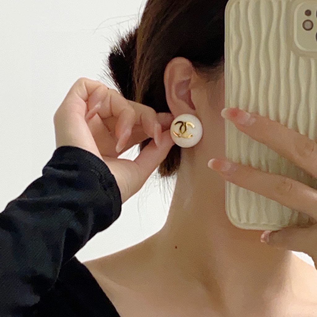 Chanel Pearl Round Earrings - 18K Yellow Gold