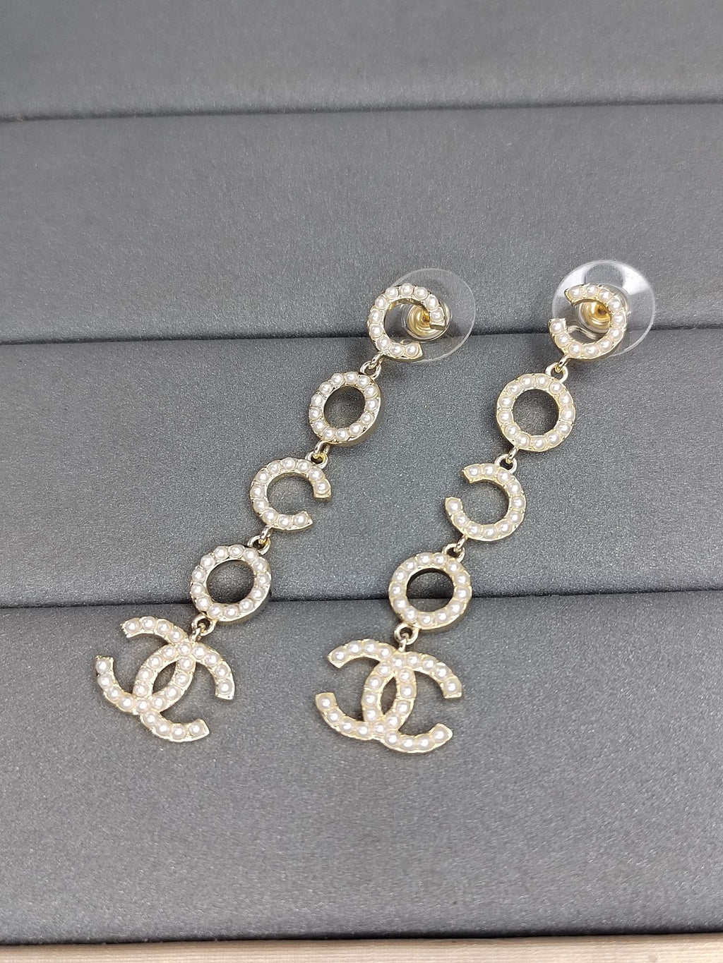 Chanel Pearl Pendant Earrings - 5.5 cm Height - 18K Yellow Gold
