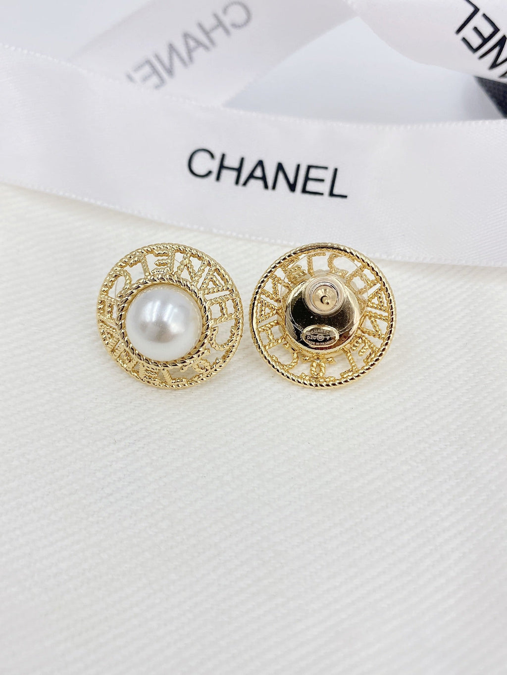 Chanel Pearl Round Earrings - 18K Yellow Gold