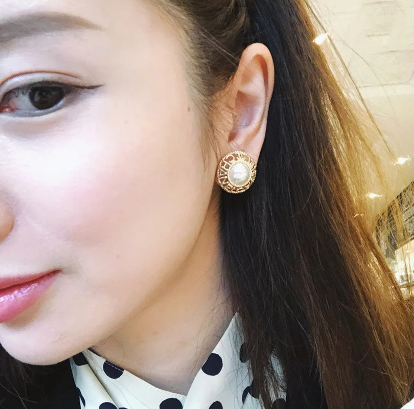 Chanel Pearl Round Earrings - 18K Yellow Gold