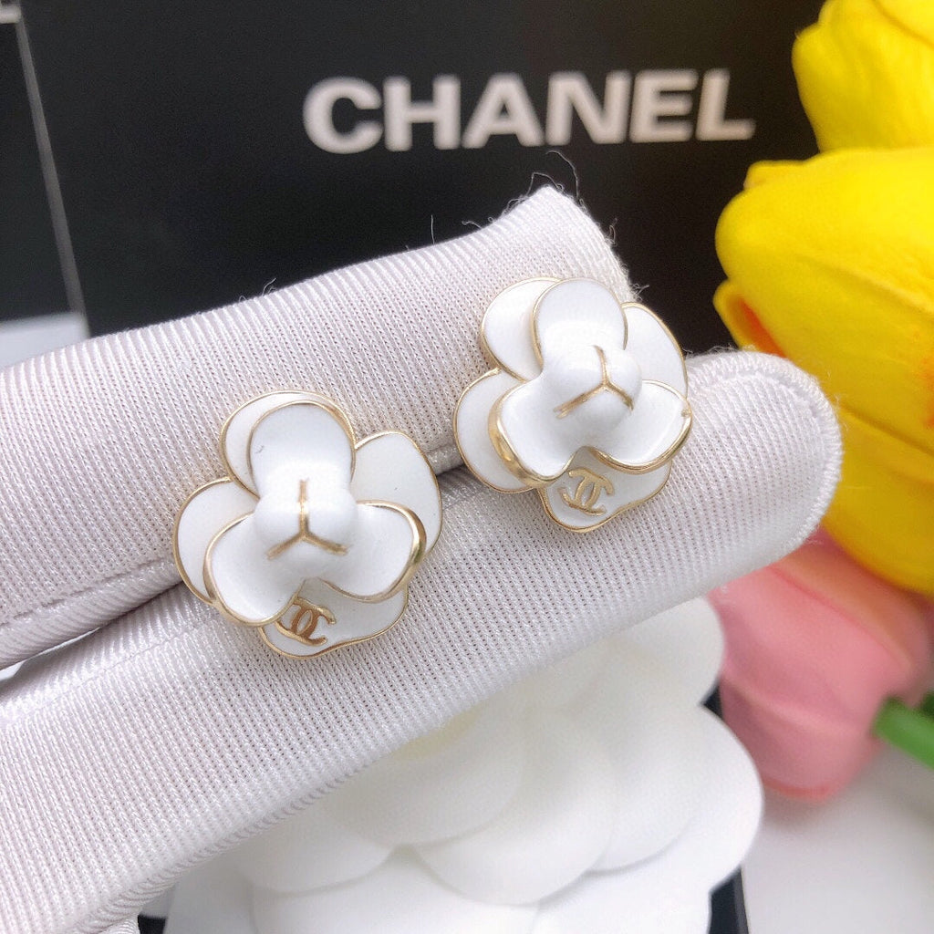 Chanel Flower Pearl Earrings - 18K Yellow Gold