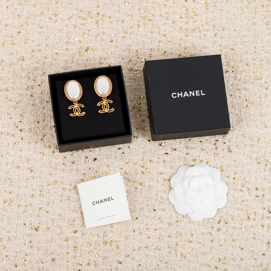 Chanel Big Pearl Pendant Earrings - 18K Yellow Gold