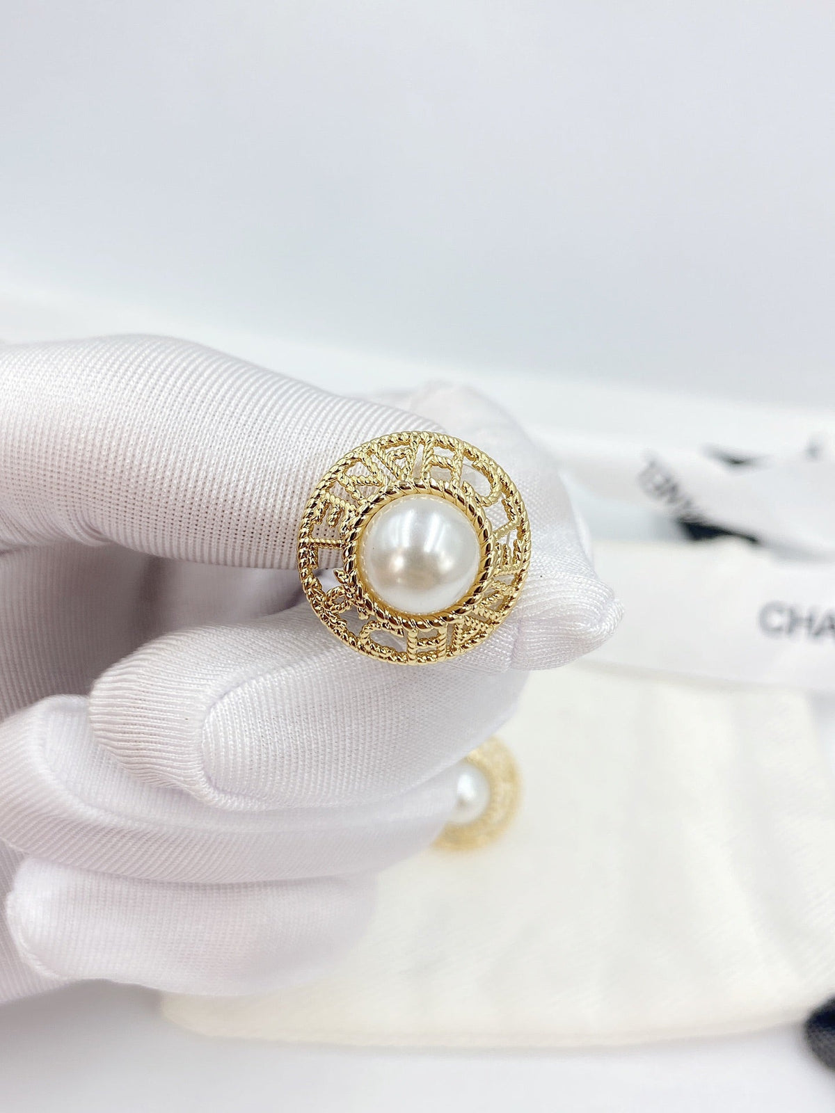 Chanel Pearl Round Earrings - 18K Yellow Gold