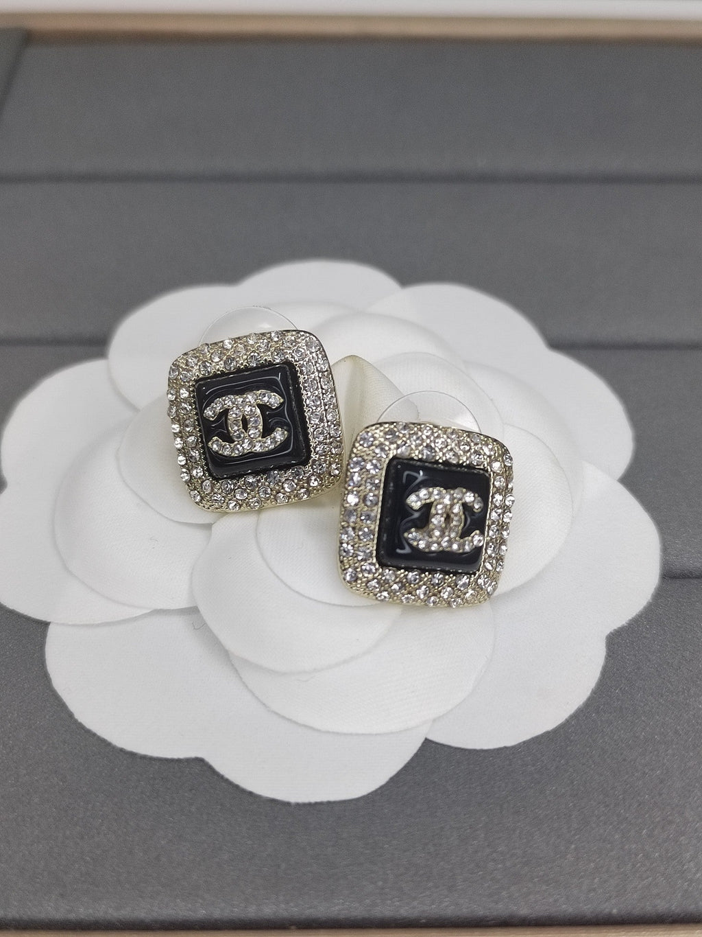 Chanel Diamond Square Black Earrings - 18K Yellow Gold
