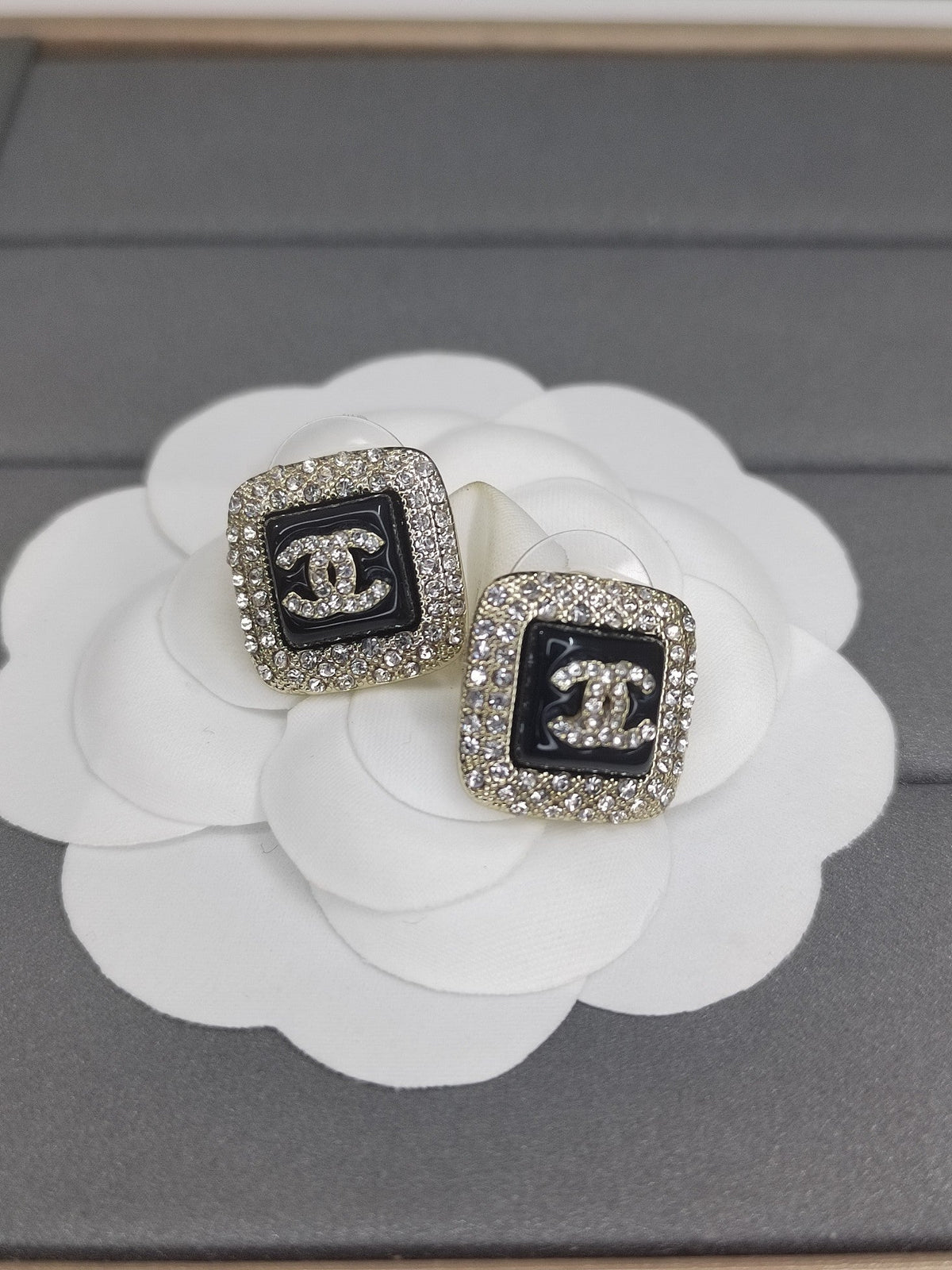 Chanel Diamond Square Black Earrings - 18K Yellow Gold