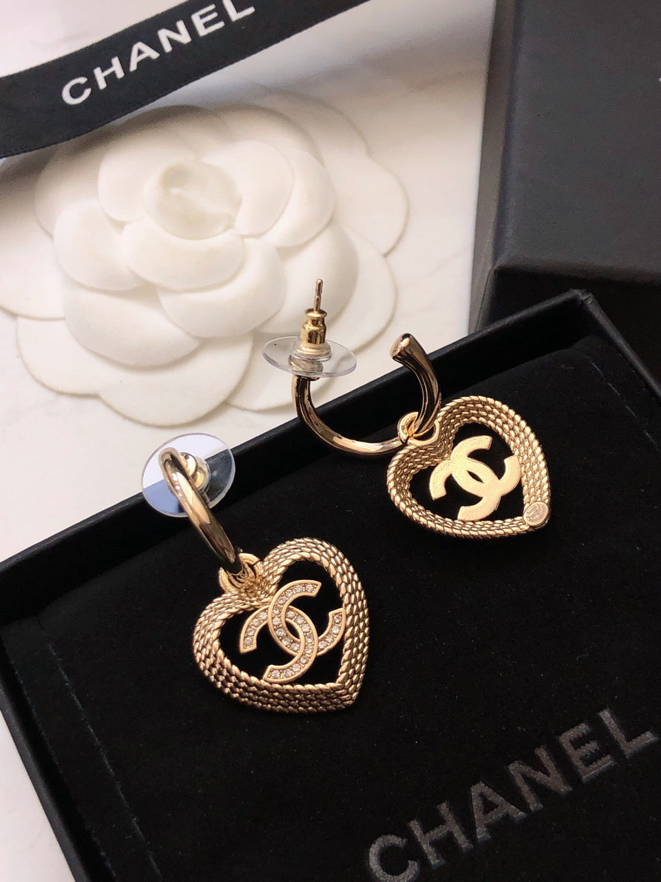 Chanel Heart Strass Earrings - 18K Yellow Gold