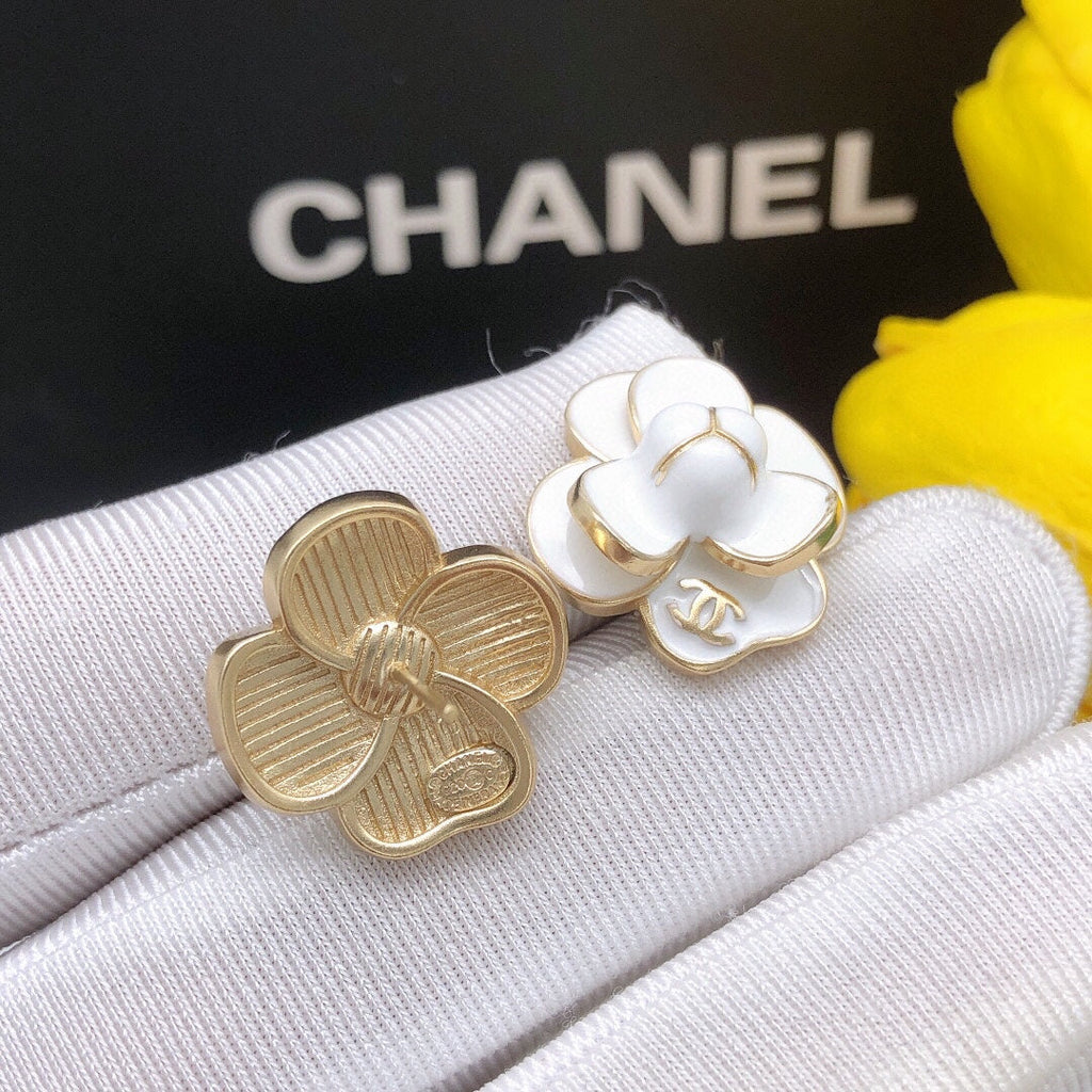 Chanel Flower Pearl Earrings - 18K Yellow Gold