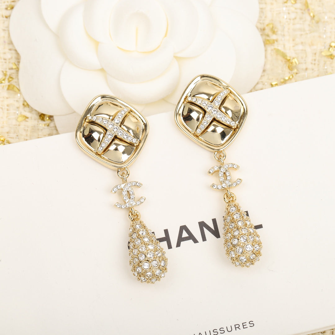 Chanel Cross Rhombus Earrings - 18K Gold
