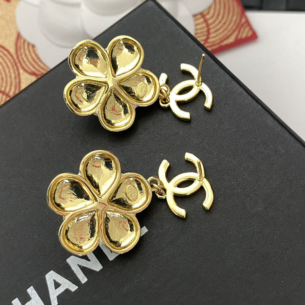 Chanel Flower Pearl Earrings - 18K Yellow Gold