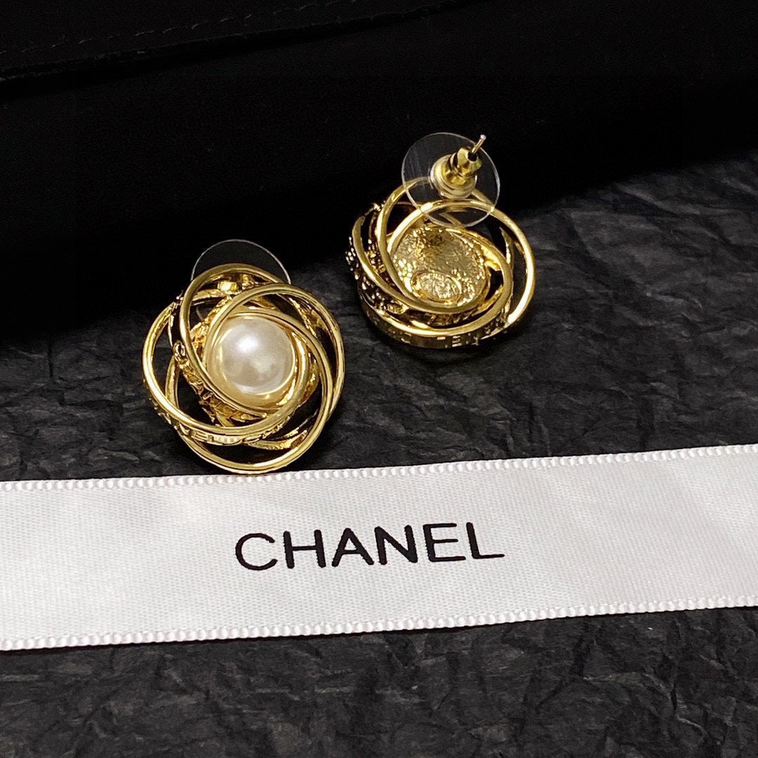 Chanel Pearl Earrings - 18K Yellow Gold
