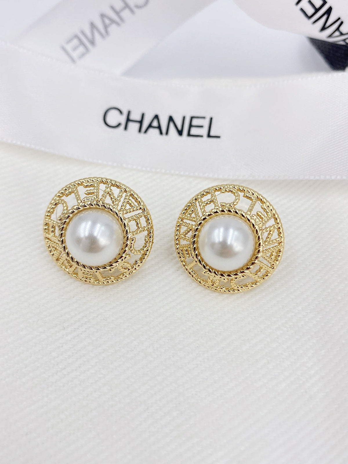 Chanel Pearl Round Earrings - 18K Yellow Gold