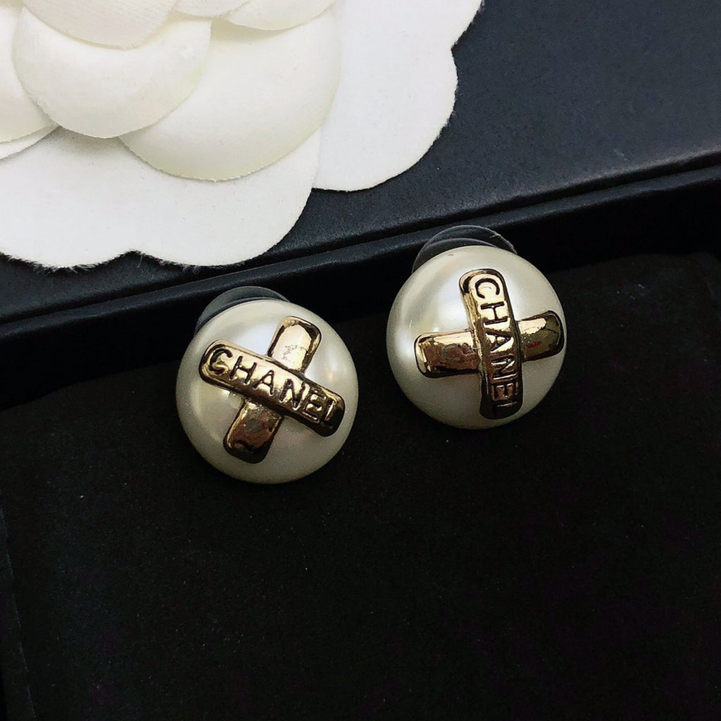 Chanel Pearl Earrings - 18K Yellow Gold