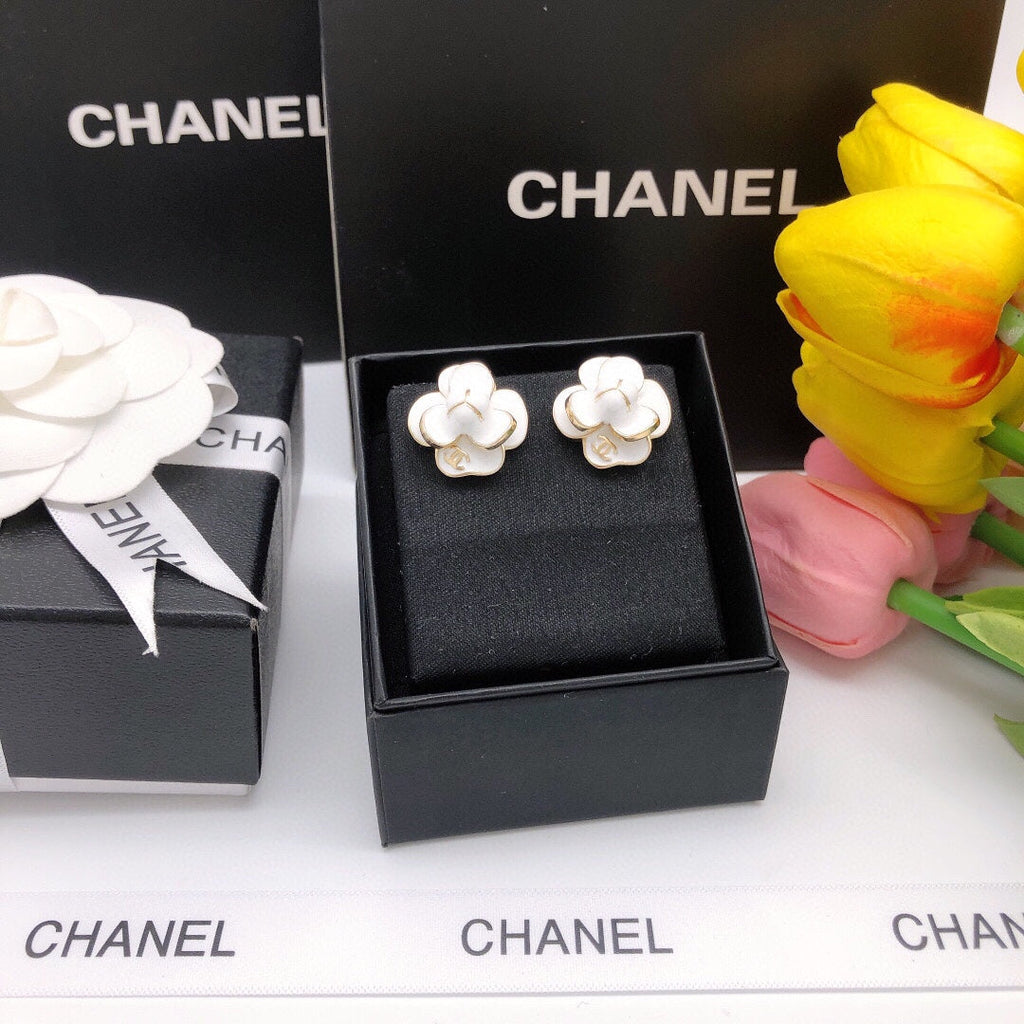 Chanel Flower Pearl Earrings - 18K Yellow Gold