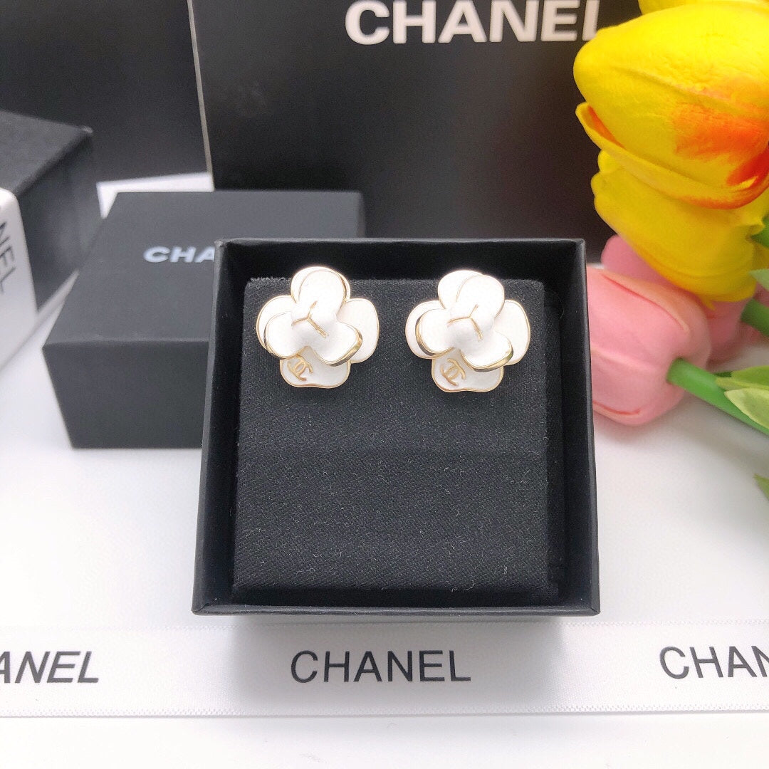 Chanel Flower Pearl Earrings - 18K Yellow Gold