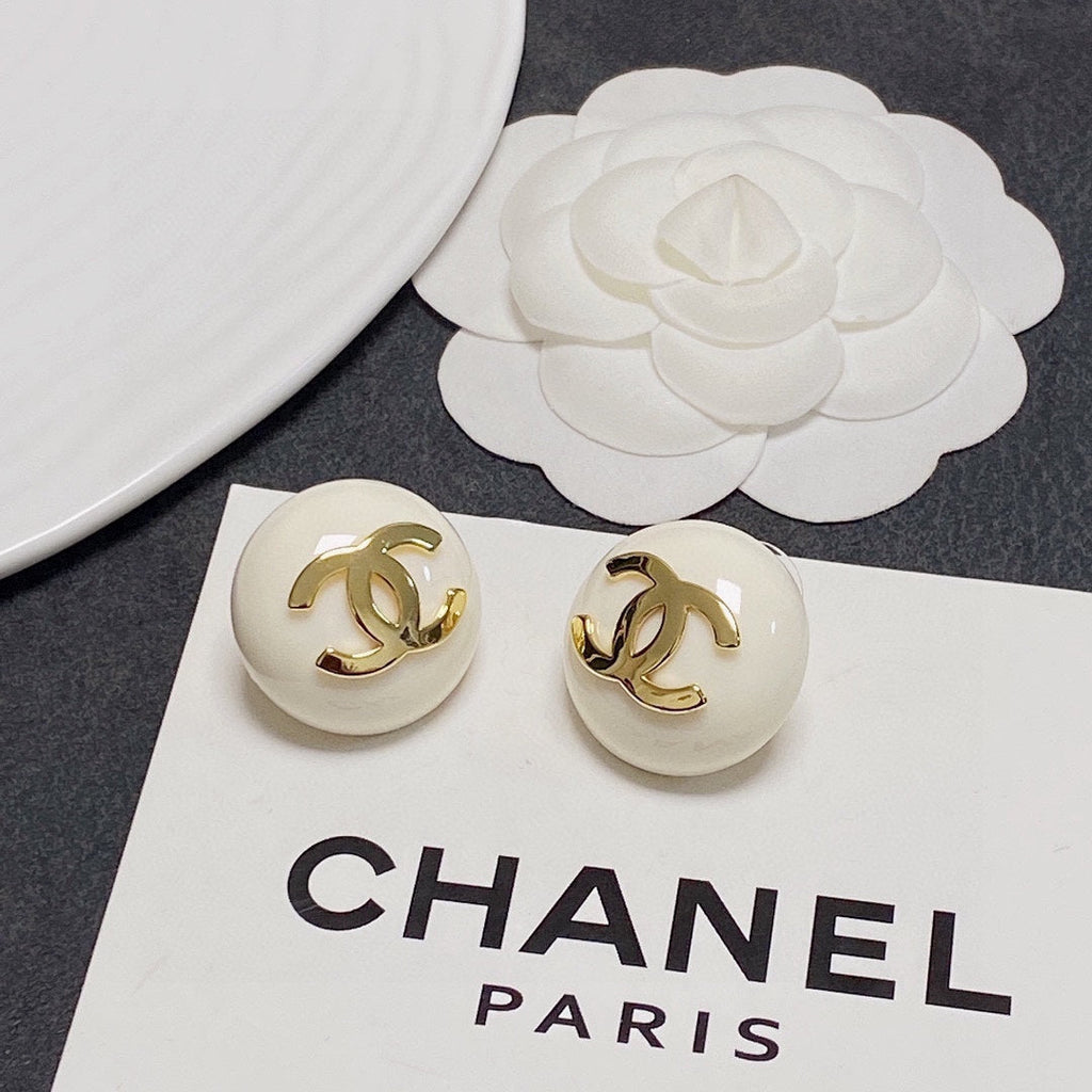 Chanel Pearl Round Earrings - 18K Yellow Gold