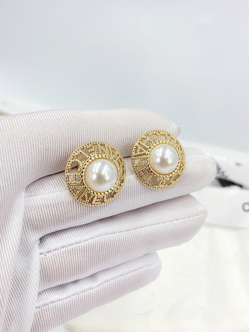 Chanel Pearl Round Earrings - 18K Yellow Gold