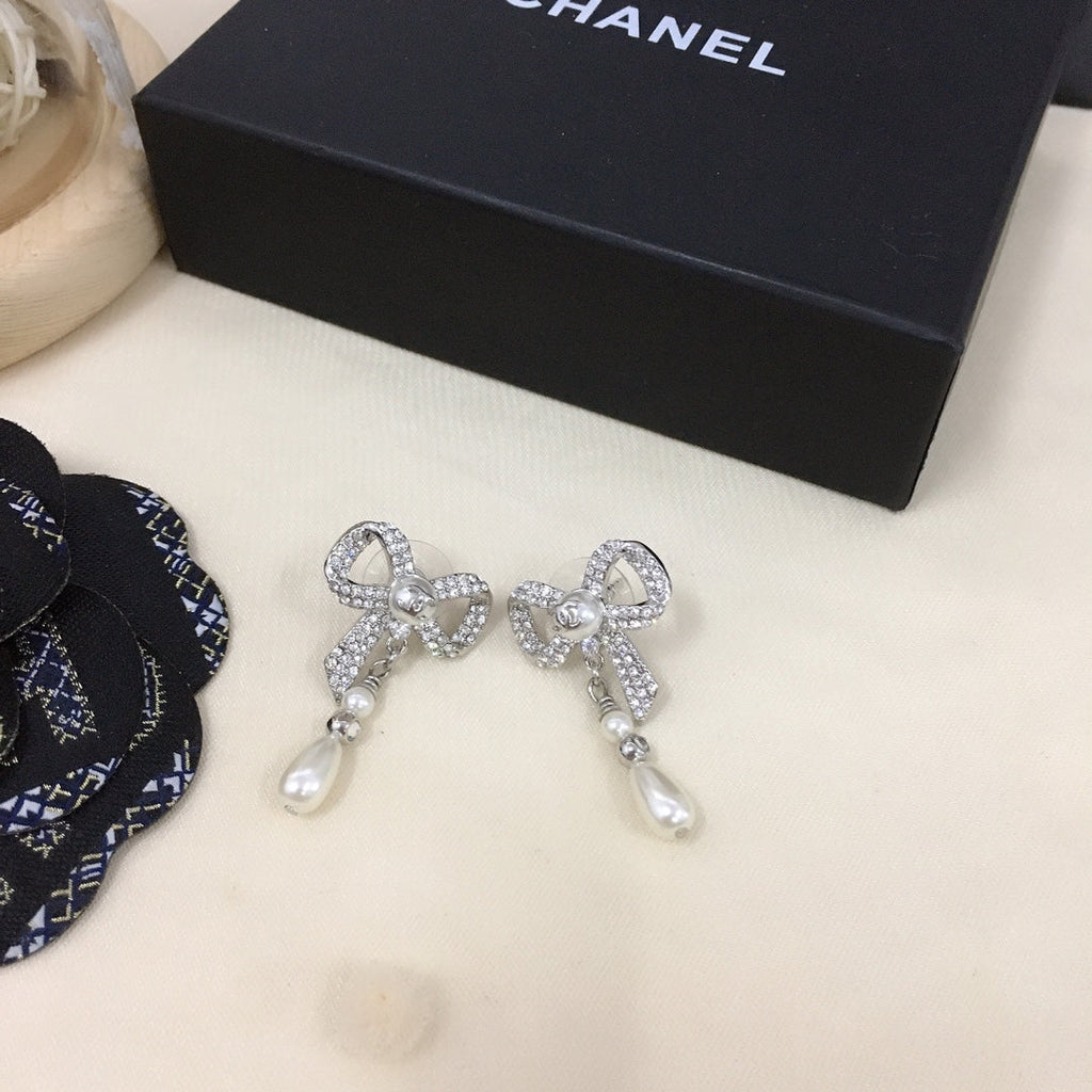 Chanel Bow Tie Diamond Earrings - 18K White Gold