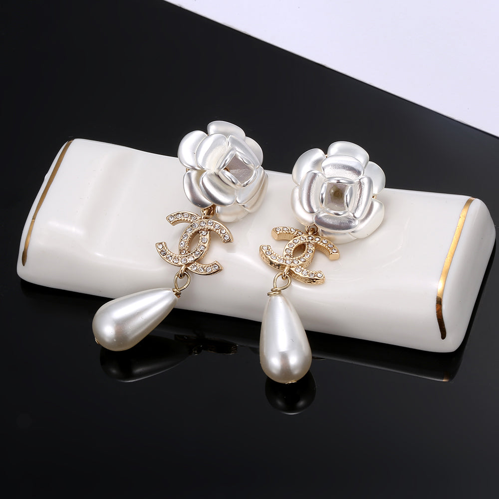 Chanel Flower Pearl Earrings - 18K Yellow Gold