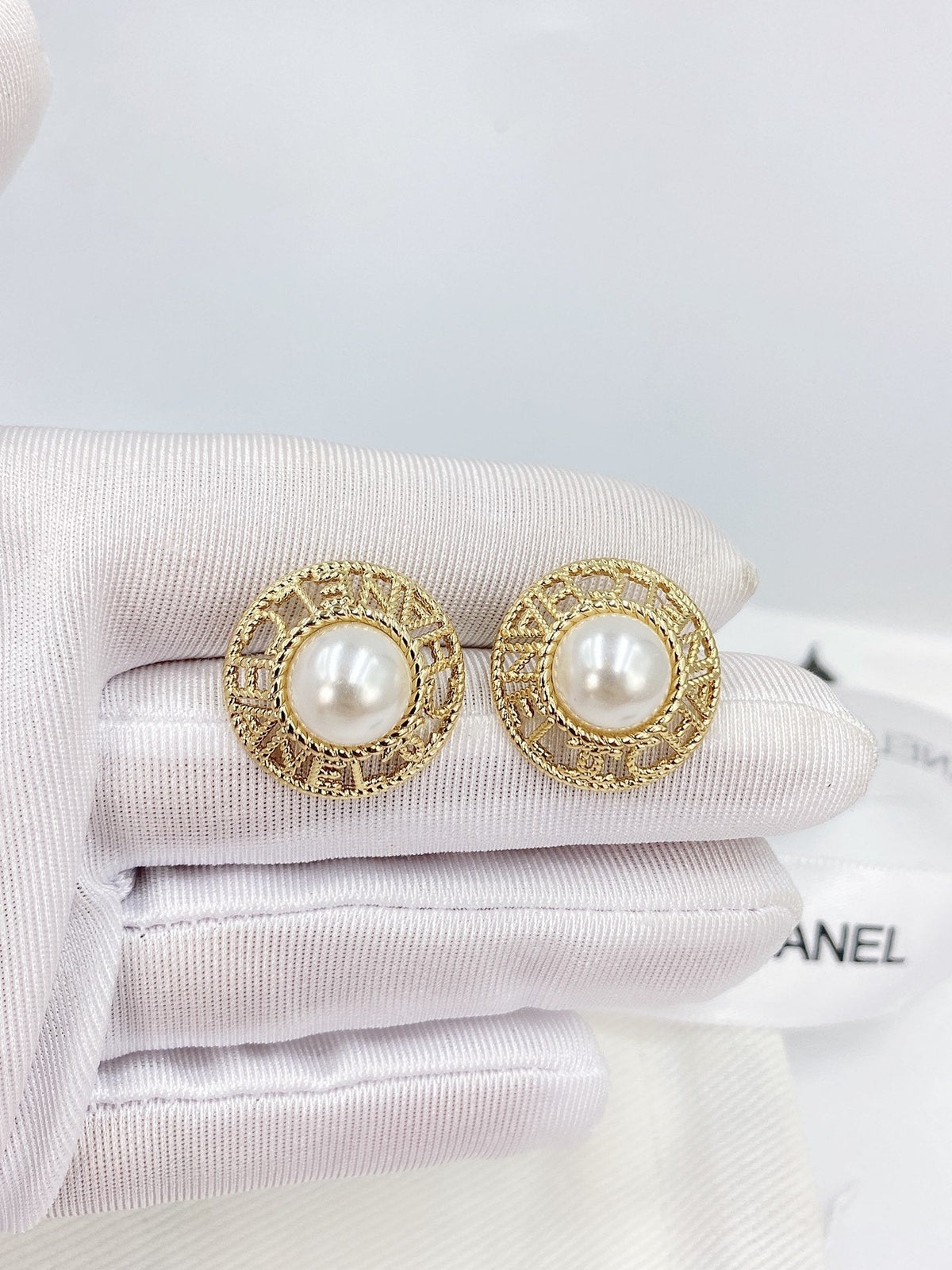 Chanel Pearl Round Earrings - 18K Yellow Gold