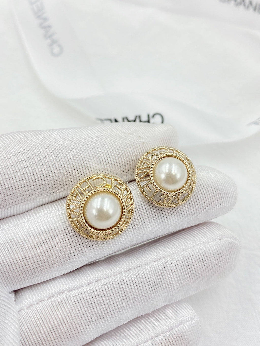 Chanel Pearl Round Earrings - 18K Yellow Gold