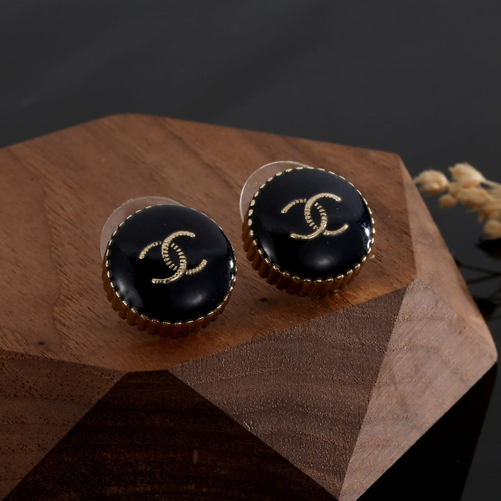 Chanel Circle Black Resin Earrings - 18K Yellow Gold