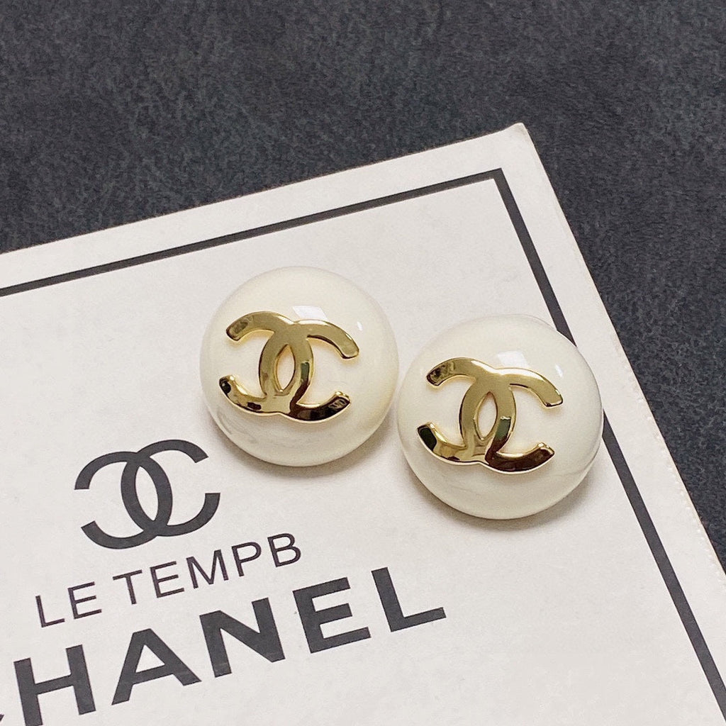 Chanel Pearl Round Earrings - 18K Yellow Gold