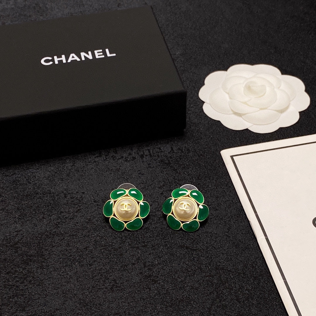 Chanel Emerald Petals Earrings - 18K Yellow Gold