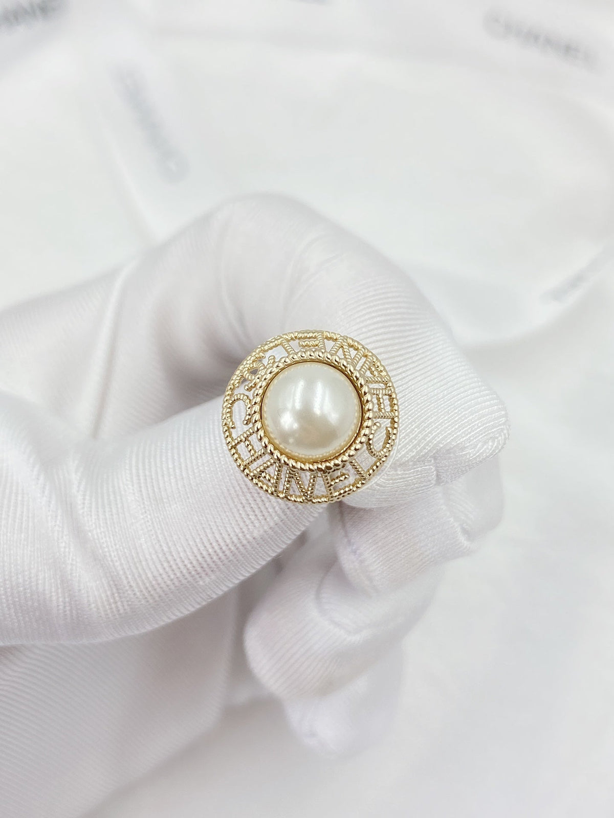Chanel Pearl Round Earrings - 18K Yellow Gold